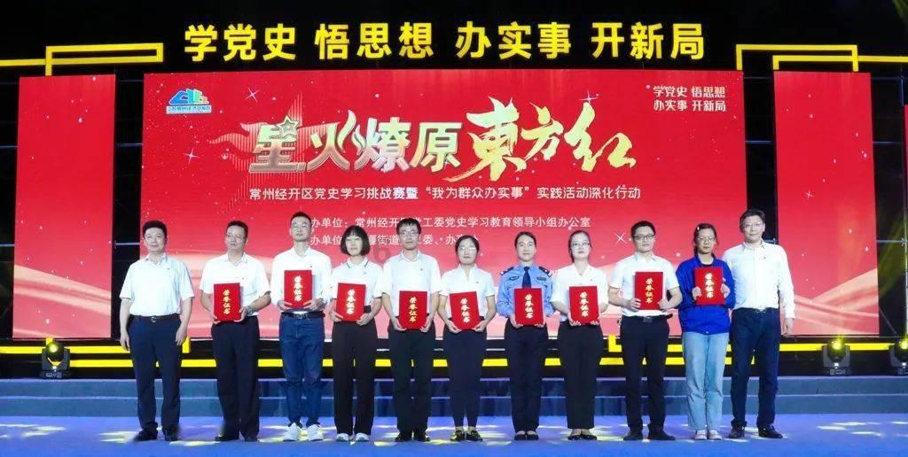 春运首日德州火车站现场送“福”赠春联 温暖旅客回家路