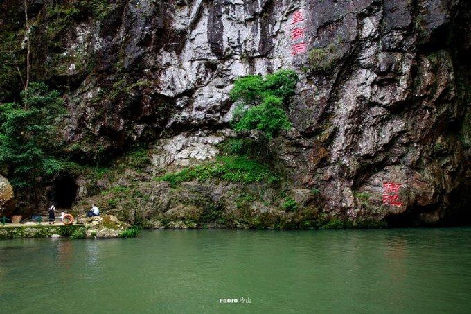 古怪巫师逃离村庄